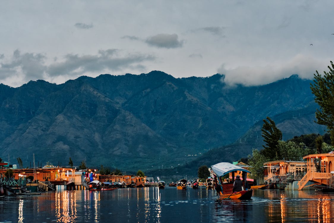 kashmir royal package,shikara running in dal lake